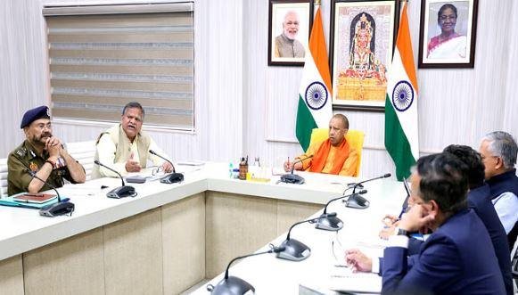 महाकुंभ पर विशेष बैठक लेते हुए सीएम योगी