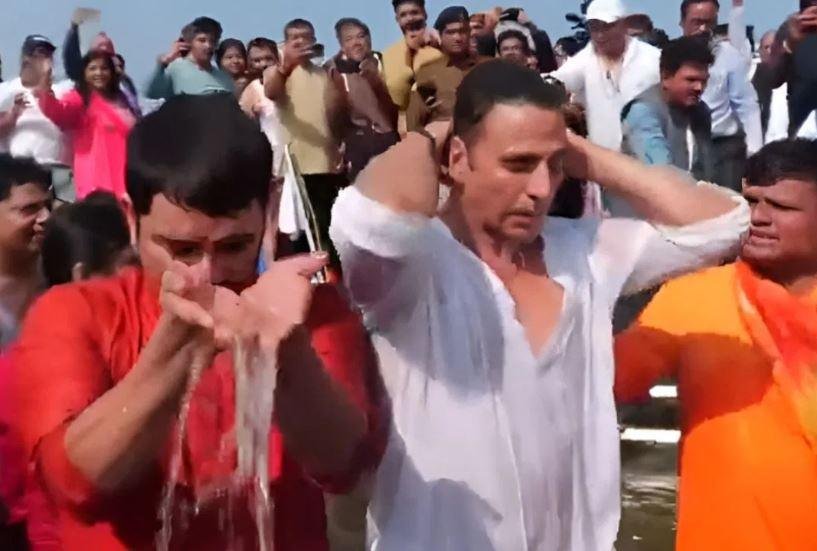 अभिनेता अक्षय कुमार ने महाकुंभ में लगाई डुबकी, बोले - CM Yogi जी का धन्यवाद... महाकुंभ में अक्षय कुमार