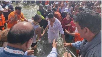 अभिनेता अक्षय कुमार ने महाकुंभ में लगाई डुबकी, बोले - CM Yogi जी का धन्यवाद... महाकुंभ में अक्षय कुमार