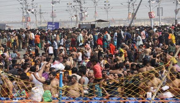 प्रयागराज में संगम तट पर महाकुंभ के लिए उमड़े श्रद्धालु।
