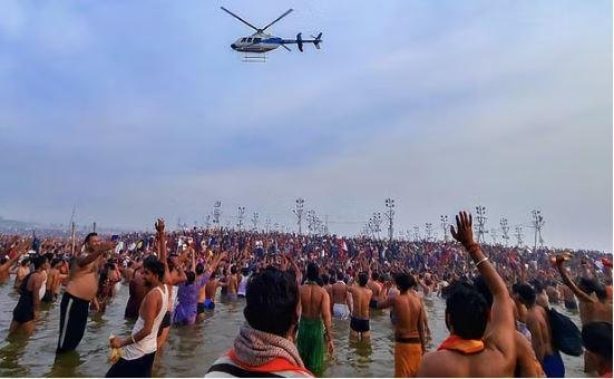 महाशिवरात्रि पर महाकुंभ में भोर 4 बजे ही डुबकी लगाने वाले श्रद्धालुओं की संख्या हुई 65 करोड़ के पार महाकुंभ में आखिरी दिन स्नानार्थियों पर हेलिकॉप्टर से पुष्पवर्षा