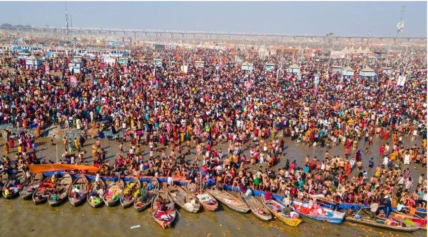 महाकुंभ में आज का विहंगम दृश्य
