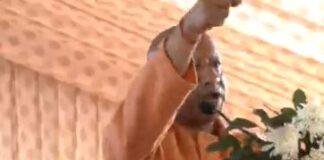 महाकुंभ मेला स्थल पर कार्यक्रम को संबोधित करते सीएम योगी