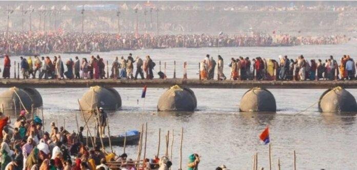 महाकुंभ में पांटून पुल से गुजरते श्रद्धालु