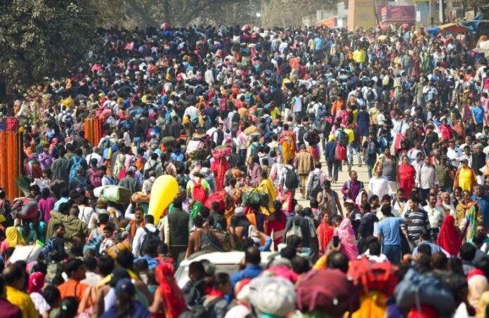 महाकुंभ में प्रयागराज में श्रद्धालुओं के सैलाब की ताजा तस्वीर।