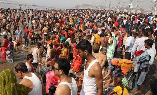 महाकुंभ में संगम तट पर श्रद्धालुओं की भीड़ का दृश्य