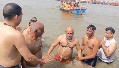 महाकुंभ में संगम स्नान करते यूपी कांग्रेस के अध्यक्ष अजय राय।