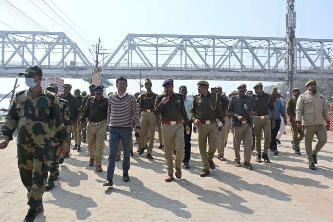 महाकुंभ में भीड़ प्रबंधन को दुरुस्त रखने को पुलिस-प्रशासन का पैदल मार्च।