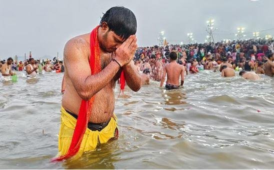 महाकुंभ में महाशिवरात्रि पर स्नान का दृश्य