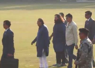 महाकुंभ में भाग लेने पहुंचे मुकेश अंबानी, संसद में बोलीं हेमामालिनी -सफल आयोजन को CM yogi का आभार... महाकुंभ में भाग लेने परिवार संग संगम पहुंचे मुकेश अंबानी।