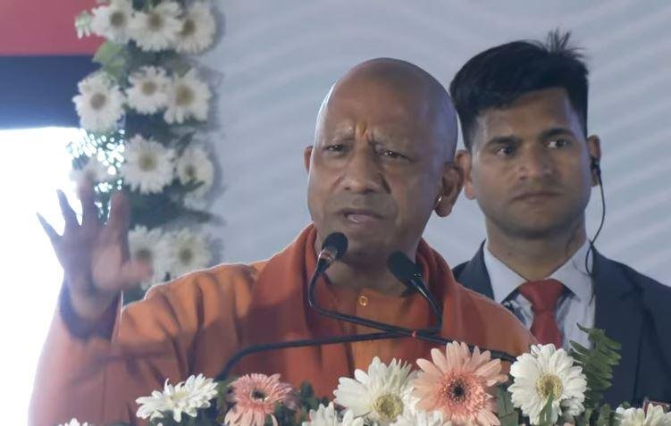 महाकुंभ मेला क्षेत्र में रविवार को जलवायु सम्मेलन को संबोधित करते सीएम योगी आदित्यनाथ। 
