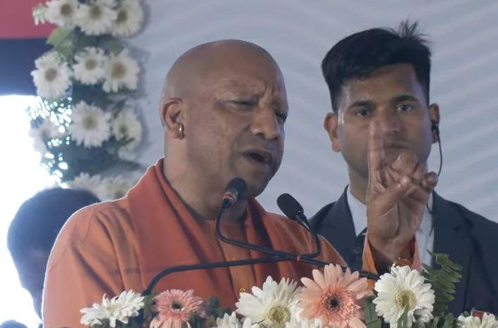 महाकुंभ मेला क्षेत्र में रविवार को जलवायु सम्मेलन को संबोधित करते सीएम योगी आदित्यनाथ। 