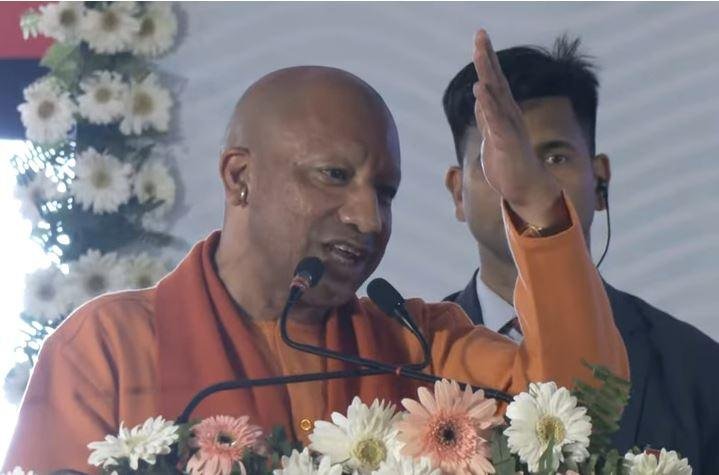 महाकुंभ मेला क्षेत्र में रविवार को जलवायु सम्मेलन को संबोधित करते सीएम योगी आदित्यनाथ। 