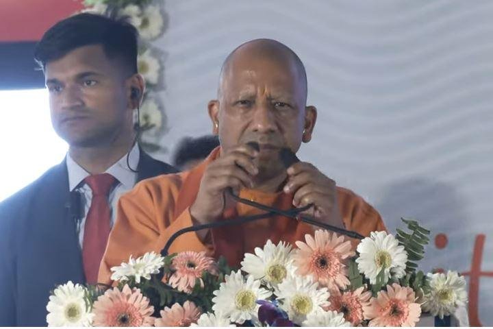 महाकुंभ में रविवार को जलवायु परिवर्तन विषयक सम्मेलन को संबोधित करते सीएम योगी।
