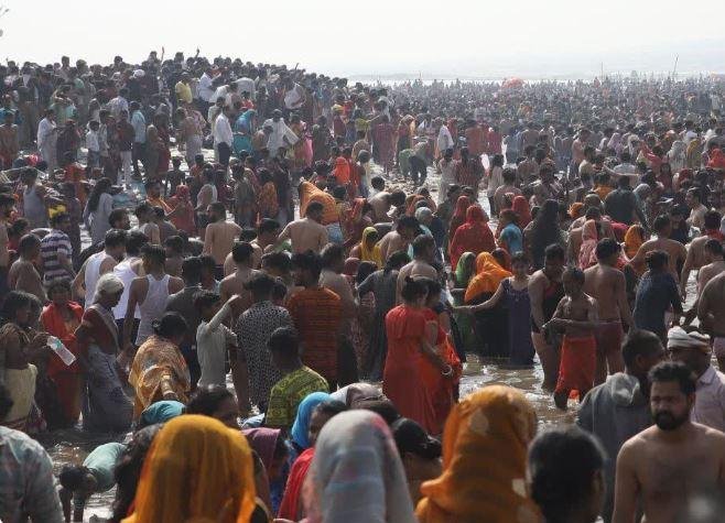 महाकुंभ में श्रद्धालु लगा रहे आस्था की डुबकी।