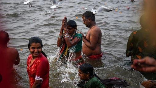 महाकुंभ में संगम स्नान करतीं-वस्त्र बदलती महिलाओं की तस्वीरें-वीडियो बेचने में दबोचे गए 3 साइबर अपराधी महाकुंभ में स्न्नान -पूजन करतीं महिला श्रद्धालु