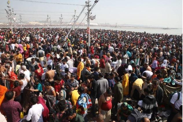 महाकुंभ में संगम स्नान को रविवार को जुटी श्रद्धालुओ की भारी भीड़ का नजारा।