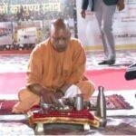 महाकुंभ में सफाईकर्मियों संग सहभोज में पंगत में भोजन ग्रहण करते सीएम योगी 22Scope News