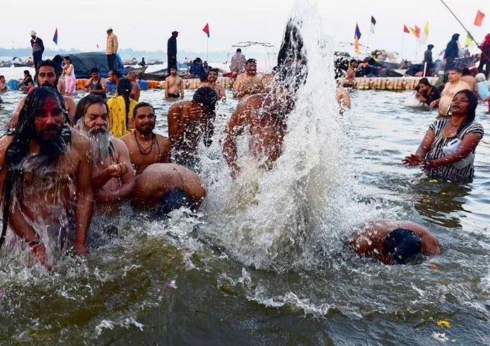 महाकुंभ में स्नान का दृश्य