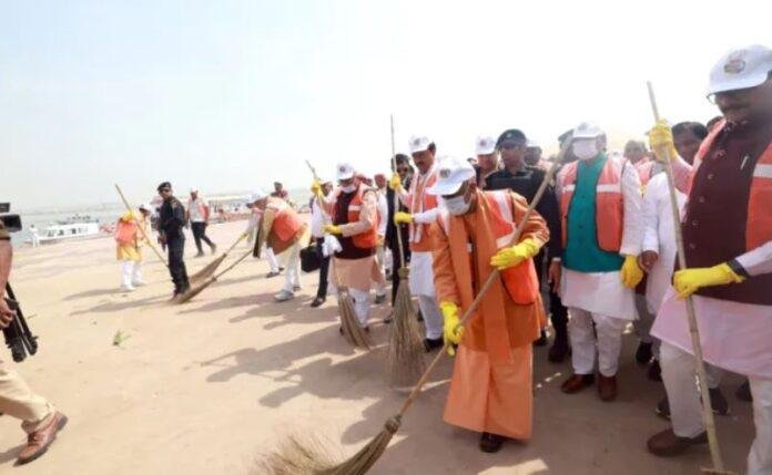 महाकुंभ मेला स्थल में सफाई में जुटे सीएम योगी