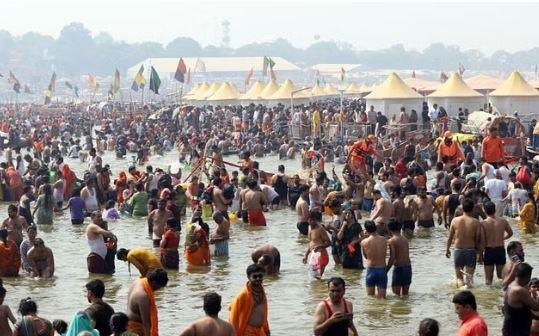 महाकुंभ में दोपहर 12 बजे तक 60.02 करोड़ से अधिक श्रद्धालुओं ने लगाई डुबकी महाकुंभ में संगम स्नान करते श्रद्धालु।
