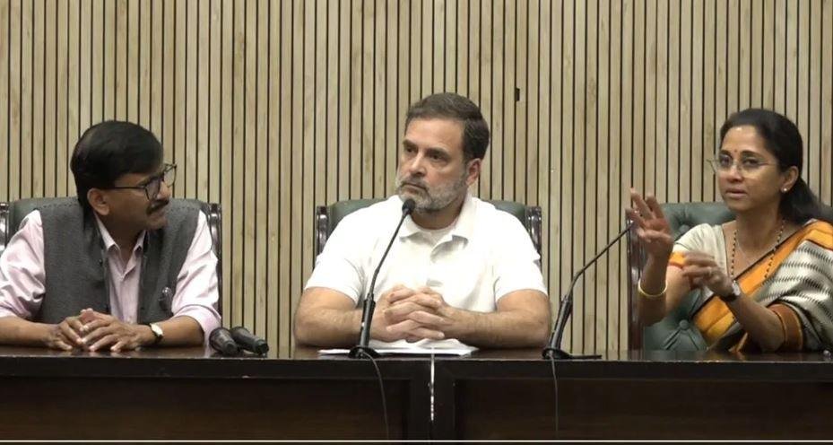 शुक्रवार को प्रेस कांफ्रेंस करते राहुल गांधी।