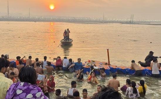 महाशिवरात्रि पर महाकुंभ में दोपहर 12 बजे तक 65.78 करोड़ श्रद्धालुओं ने लगाई पावन डुुबकी महाशिवरात्रि पर सूर्योदय के दौरान संगम स्नान का दृश्य।