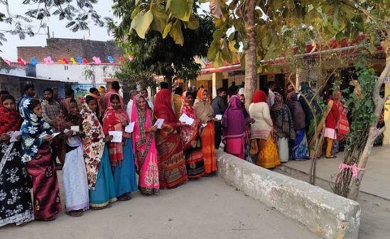 यूपी के मिल्कीपुर में उपचुनाव के लिए सायं 5 बजे तक बंपर 65.25 फीसदी हुई वोटिंग अयोध्या के मिल्कीपुर विधानसभा उपचुनाव के लिए बुधवार को हुई वोटिंग का नजारा।