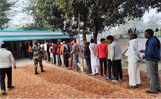 यूपी के मिल्कीपुर में उपचुनाव के लिए सायं 5 बजे तक बंपर 65.25 फीसदी हुई वोटिंग अयोध्या के मिल्कीपुर विधानसभा उपचुनाव के लिए बुधवार को हुई वोटिंग का नजारा।