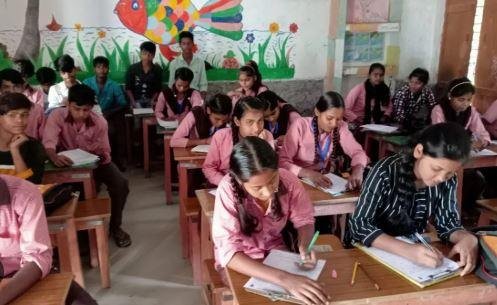 यूपी के परिषदीय स्कूल की फाइल फोटो