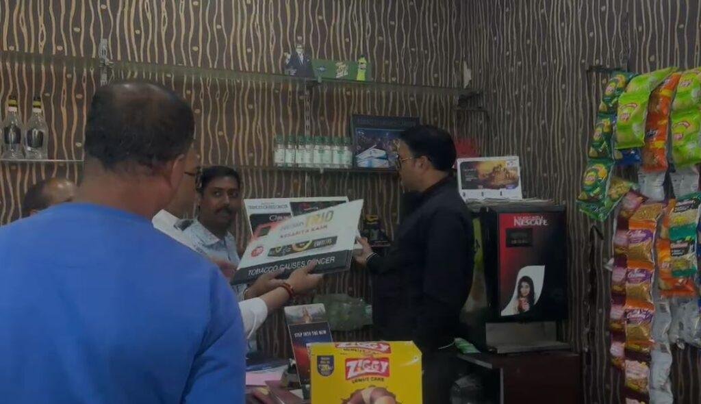 Ranchi Breaking : छापेमारी के दौरान फूड सेफ्टी की टीम
