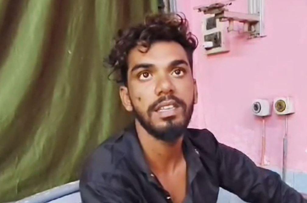 Dhanbad : घर में ना मंदिर में, प्रेमी जोड़े ने सरेआम यहां रचा ली शादी कि...
