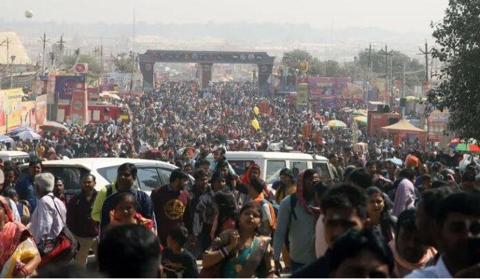 महाकुंभ में उमड़े श्रद्धालुओं के सैलाब से लगे जाम का नजारा।