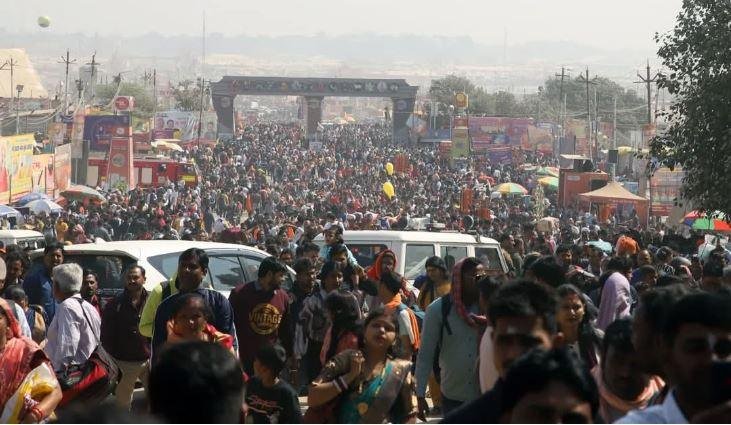 महाकुंभ में उमड़े श्रद्धालुओं के सैलाब से लगे जाम का नजारा।
