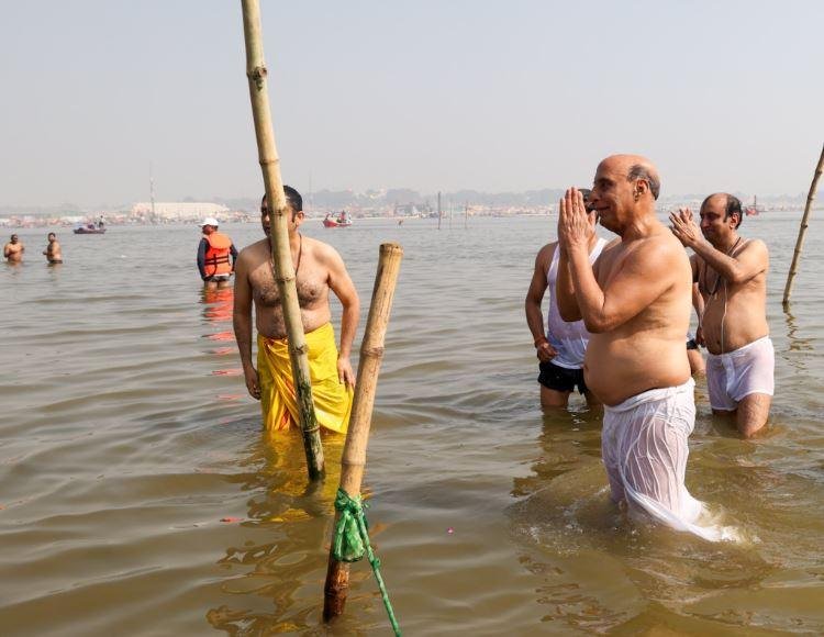 महाकुंभ में भाग लेने के क्रम में रक्षा मंत्री की गत दिनों की फोटो। 