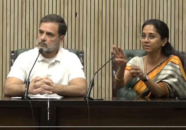 शुक्रवार को प्रेस कांफ्रेंस करते राहुल गांधी के साथ सुप्रिया सुले।