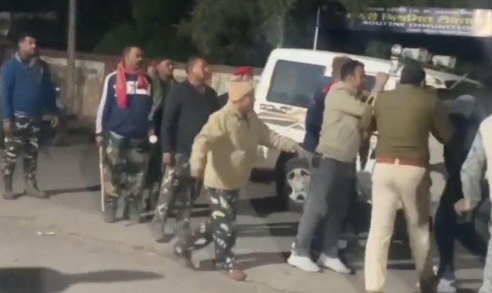 Hazaribagh : हंगामा कर रहे परिजनों को पुलिस ने पीटा