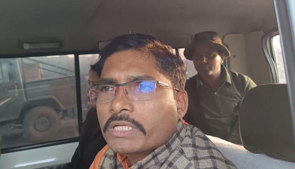 Dhanbad Clash : आउटसोर्सिंग समर्थकों व ग्रामीणों के बीच हिंसक झड़प, कई बाइक राख, वाहनों के फूटे शीशे...