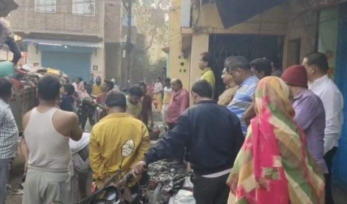 रूीीूकर Dhanbad : कपड़े की दुकान में लगी भीषण आग, लाखों का सामान स्वाहा...