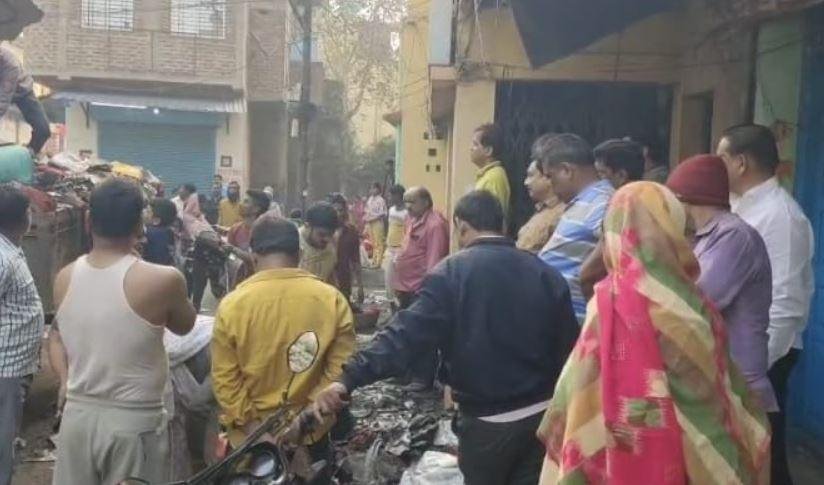 Dhanbad : कपड़े की दुकान में लगी भीषण आग, लाखों का सामान स्वाहा...