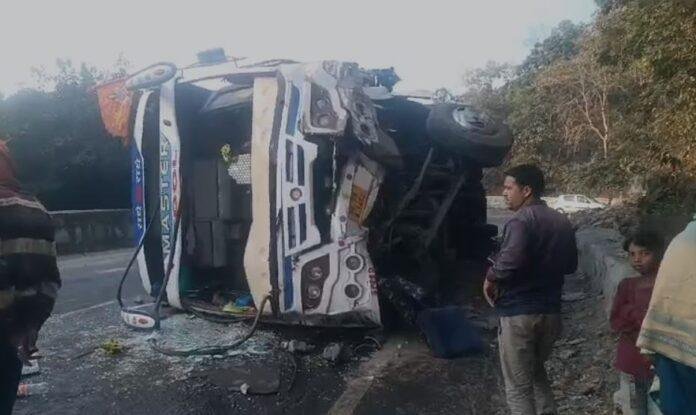 Chatra Breaking : बंगाल से महाकुंभ जा रही बस बीच सड़क पर दुर्घटनाग्रस्त, कई घायल...