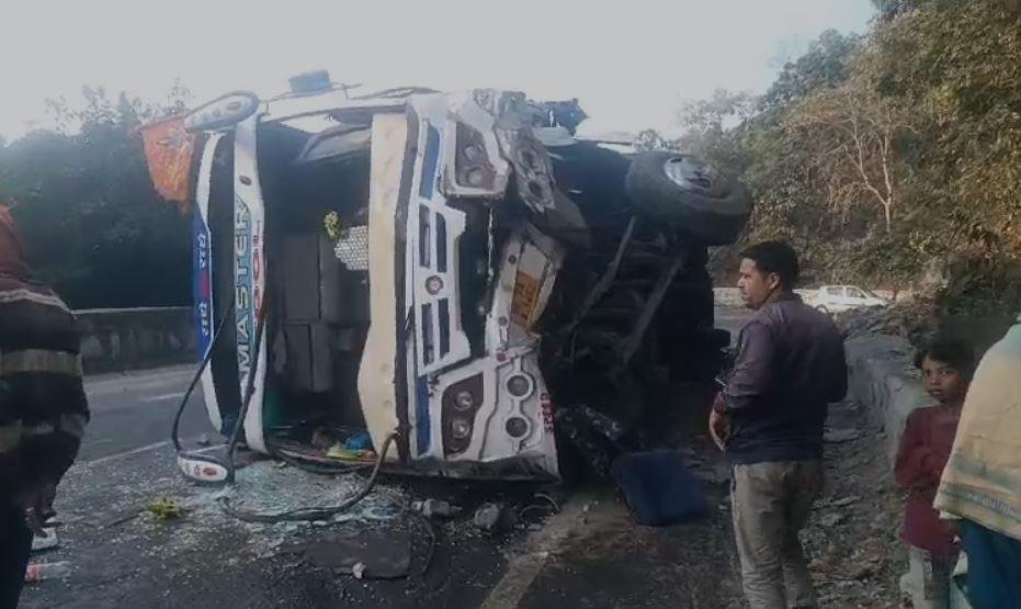 Chatra Breaking : बंगाल से महाकुंभ जा रही बस बीच सड़क पर दुर्घटनाग्रस्त, कई घायल...