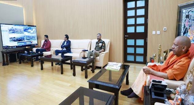 लखनऊ में अपने वॉर रूम से महाकुंभ पर नजर रख रहे सीएम योगी