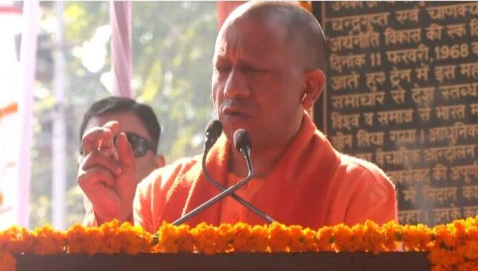 लखनऊ में बोलते सीएम योगी 1 मंगलवार को लखनऊ में एक कार्यक्रम को संबोधित करते सीएम योगी।