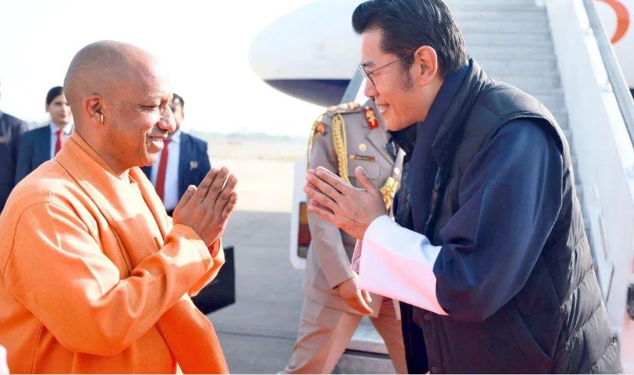 भूटान नरेश की आगवानी करते सीएम योगी