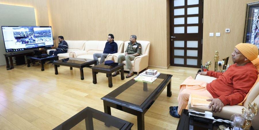 लखनऊ में वॉर रूम से महाकुंभ की निगरानी में जुटे रहे सीएम योगी। 