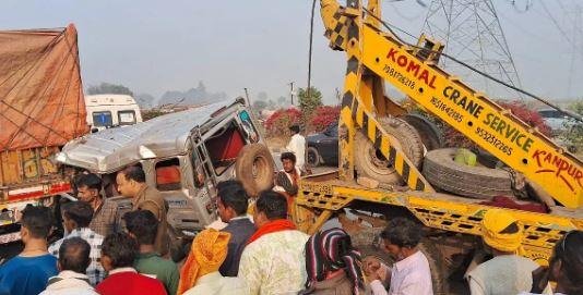 वाराणसी के मिर्जामुराद में हुए भयंकर हादसे में फंसे लोगों को क्रेन की मदद से निकाला गया।