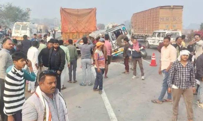 पूर्वांचल में हादसों का शुक्रवार, वाराणसी और गाजीपुर के भीषण हादसों में 9 महाकुंभ श्रद्धालुओं की मौत वाराणसी के मिर्जामुराद में हुए भयंकर हादसे के बाद का दृश्य।
