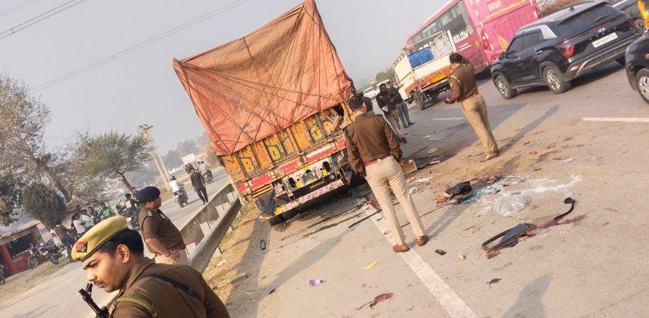 पूर्वांचल में हादसों का शुक्रवार, वाराणसी और गाजीपुर के भीषण हादसों में 9 महाकुंभ श्रद्धालुओं की मौत वाराणसी के मिर्जामुराद में हुए भयंकर हादसे के बाद का दृश्य।