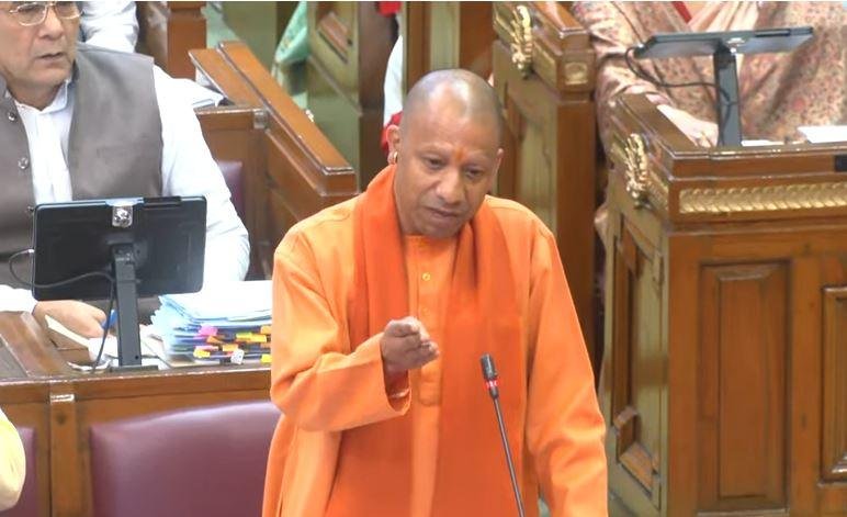 विधानसभा में बोलते सीएम योगी